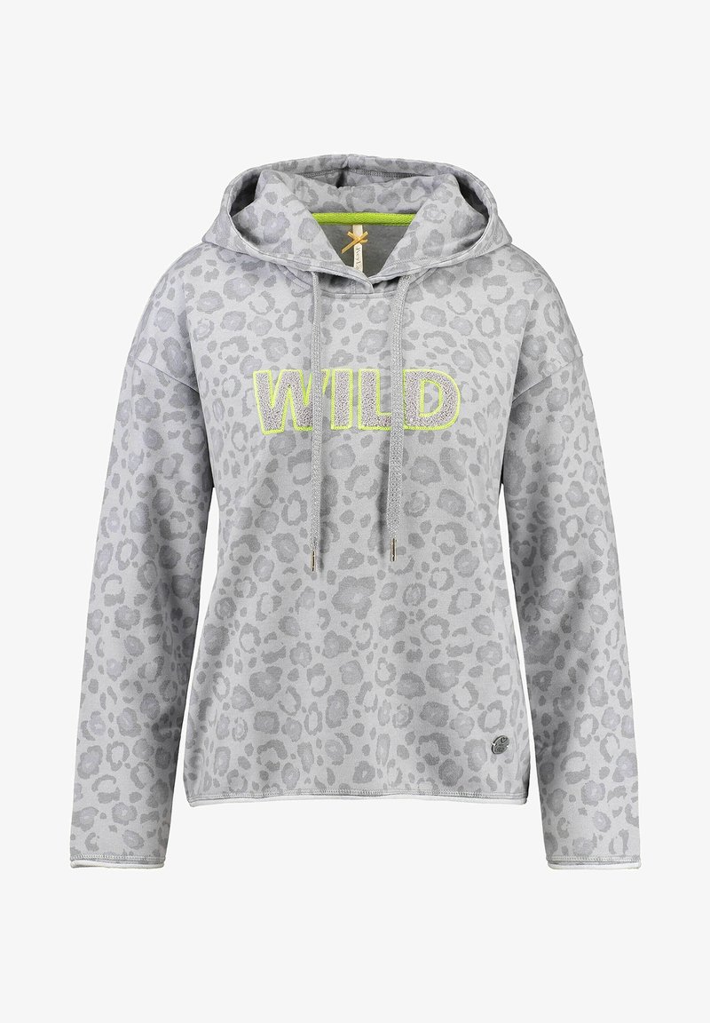 Sweat à capuche gris clair à imprimé léopard avec cordons de serrage et texte "WILD" en jaune néon brodé sur la poitrine.