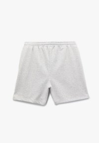 Pantalones cortos de algodón gris con una cintura elástica, textura suave y un diseño sencillo. Bordes dobladillos y sin características adicionales visibles.