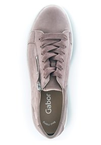 Blush Wildleder Sneaker mit Schnürung und Reißverschluss-Detail. Mit runder Zehenpartie und weißer Gummisohle. Innen mit "Best Fitting" von Gabor gekennzeichnet.