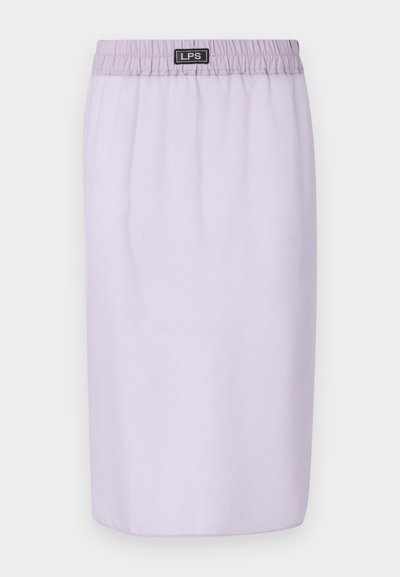 Jupe lilas avec une taille élastique, longueur genou, texture lisse, sans motifs ni accents visibles. Logo de la marque sur la taille.