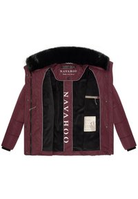 Bordeaux gewatteerde jas met een zwarte faux fur kraag, voorzien van een ritsluiting, binnenzakken en een logo-opdruk aan de binnenkant.
