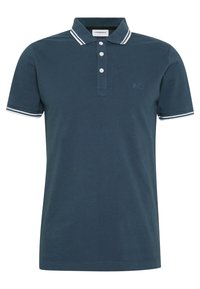 Navy modré polo triko z bavlněné směsi se zapínáním na tři knoflíky. Má bílé pruhované lemování na límci a rukávech. Malé logo na hrudi.