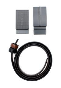 Dwie metalowe klamry do paska w kolorze szarym z teksturowanym wzorem, wraz z brązowym skórzanym paskiem z zaokrąglonym drewnianym akcentem.