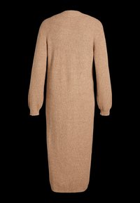 Langes, geripptes, beiges Strickkleid mit langen Ärmeln und rundem Ausschnitt. Hat eine weiche Textur und reicht bis zur Mitte der Wade.