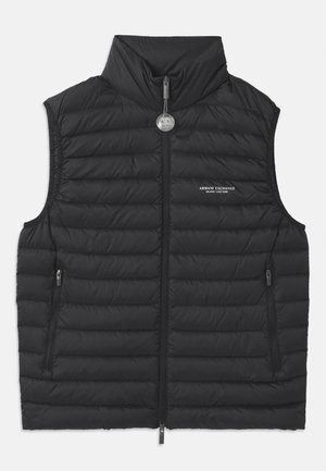Svart puffvest med høy krage, frontlås, to sidet lommer med glidelås, og et logo på brystet, med horisontalt kviltede sømmer.