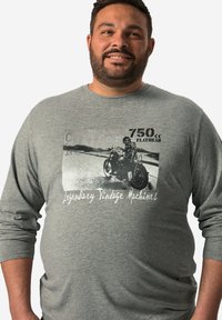 Szara bluzka z długim rękawem z grafiką vintage motocykla, z napisem "California 750 cc Flathead" i "Legendary Vintage Machines."
