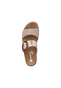 Sandale en toile beige avec deux brides : une en simili cuir et l'autre en tissu. Présente un accent circulaire brun et une semelle intérieure rembourrée.