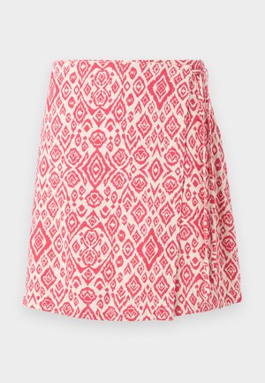 Jupe enveloppante en crème avec un motif géométrique rose. Dotée d'un détail de nœud sur le côté et d'un design évasé pour un ajustement décontracté. Texture de tissu lisse.