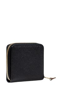 Portafoglio nero con zip, dotato di un esterno texturizzato, accessori in oro, forma quadrata e fodera in tessuto liscia. Design compatto per un facile stoccaggio.