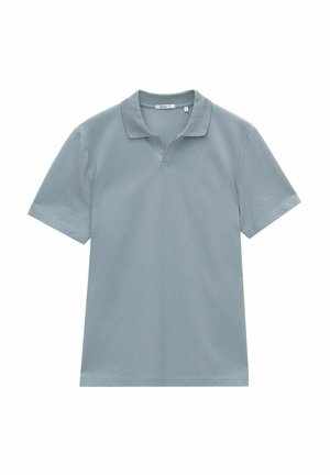 Lichtblauw poloshirt met korte mouwen, gemaakt van katoen. Heeft een kraag met V-hals en een rechte zoom. Eenvoudig ontwerp in effen kleur.