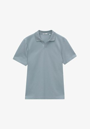 Lichtblauw poloshirt met korte mouwen, gemaakt van katoen. Heeft een kraag met V-hals en een rechte zoom. Eenvoudig ontwerp in effen kleur.