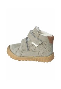 Botte chevillée en suède gris avec deux sangles à boucle auto-agrippante, un accent en cuir brun et un motif en forme d'étoile sur le côté ; semelle en caoutchouc.