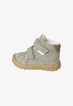 Graue Wildleder-Ankleboots mit zwei Klettverschlussriemen, einem braunen Lederakzent und einem sternförmigen Design an der Seite; Gummisohle.