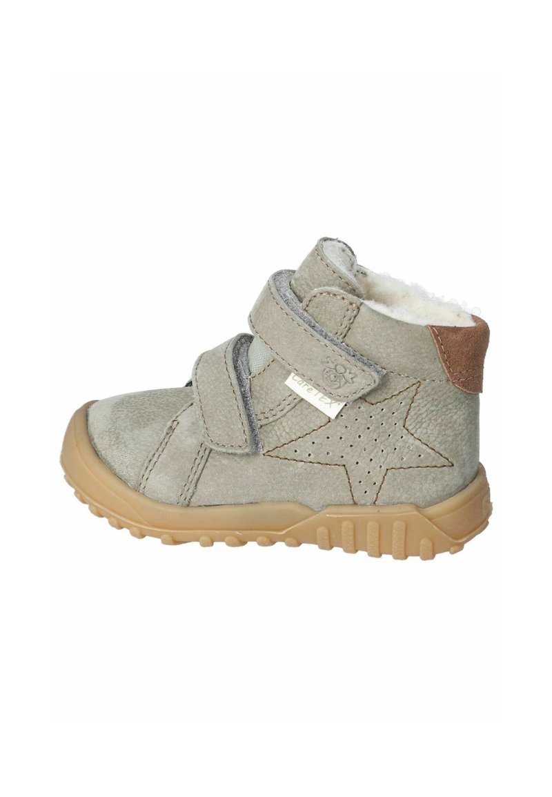 Botte chevillée en suède gris avec deux sangles à boucle auto-agrippante, un accent en cuir brun et un motif en forme d'étoile sur le côté ; semelle en caoutchouc.