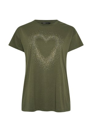 Camiseta de manga corta color verde oliva con un gran corazón formado por pequeños puntos claros dispersos en la parte delantera.