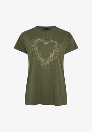 T-shirt verde oliva a maniche corte con un grande cuore formato da piccoli puntini chiari sparsi sul davanti.