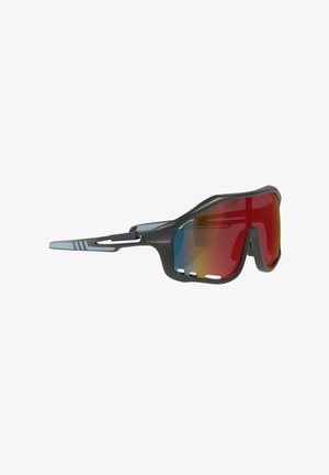 Schwarze Sportsonnenbrille mit einer einzelnen gebogenen roten verspiegelten Linse und belüfteten Rahmen-Seiten auf weißem Hintergrund.