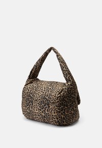 Bolsa de mão com padrão de leopardo, com um design suave e acolchoado; possui uma forma arredondada e uma única alça curva. A combinação de cores inclui tons de bege e preto.