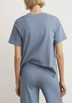 Modré bavlnené tričko s krátkymi rukávmi, voľným strihom a okrúhlym výstrihom. Tkanina pôsobí ľahko a má hladkú textúru.