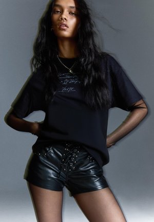 Bershka Potiskana majica - black