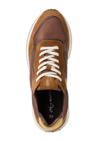 Sneaker marrone realizzato con una combinazione di materiali in suede e rete, con lacci bianchi, punta rotonda e suola testurizzata. Dettagli gialli vicino al tallone.