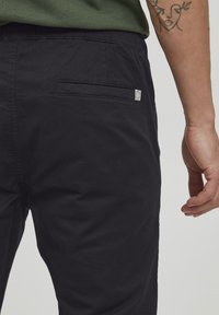11 Project PRLOUIS REGULAR FIT - Tepláky - black
