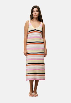Robe en tricot rayée avec un décolleté en V, des bretelles fines et une silhouette ajustée. Les couleurs incluent le rose, le jaune, l'orange, le noir et le blanc.
