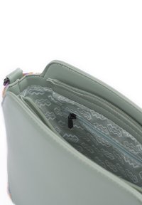 Zelená kožená taška s vzorovaným interiérem, obsahující jednu kapsu na zip a texturovaný vnější povrch. Tvar je obdélníkový s zaoblenými rohy.