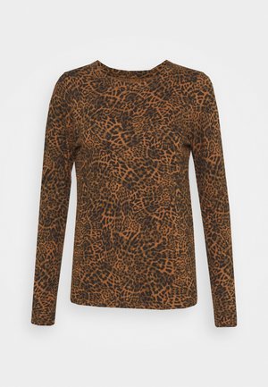 Chemise à manches longues imprimé léopard marron et noir avec col rond sur fond blanc uni.