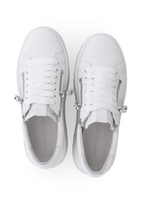 Weiße Sneakers aus glattem Synthetikmaterial, mit Schnürverschluss und silbernen Reißverschlüssen an den Seiten. Abgerundete Zehen und flache Sohle.