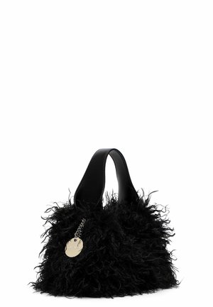 Bolso negro esponjoso con asas anchas de cuero y un colgante redondo de oro sujeto con una cadena.