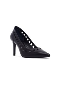 Chaussures noires en cuir à talons hauts avec des motifs carrés découpés sur les côtés, bout pointu et talon aiguille élancé. Texture lisse.