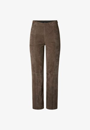 Bruine suède broek met rechte pijpen, een hoge taille en zonder zichtbare zakken of sluitingen, op een witte achtergrond.