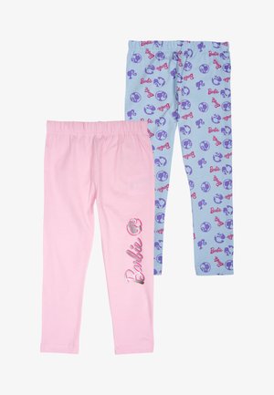 Due paia di leggings per bambini: uno di colore rosa uniforme con il logo "Barbie" in argento, l'altro di un azzurro chiaro con un motivo di loghi "Barbie" viola.