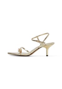 Guldmetallisk sandal med tunna remmar, öppen tå och en blygsam klack. Har en spänne-stängning och slät textur. Elegant design överlag.