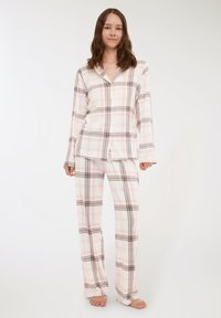 Set di pigiama leggero a maniche lunghe in plaid bianco, rosa e grigio. Presenta bottoni, vestibilità comoda e pantaloni dritti. Texture morbida.
