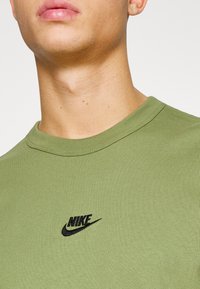Nike Sportswear TEE - T-shirt básica - khaki/black