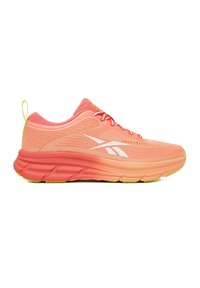 Bežecké topánky s ľahkým, priedušným zvrškom z oka v odtieňoch koralu a broskyne, vybavené bielym logom, textúrovanou podrážkou a neónovými akcentmi.