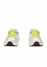 Sneakers sportivi con un design multicolore. I materiali comprendono mesh e camoscio. Presentano lacci verde neon, accenti blu e una suola in gomma nera.