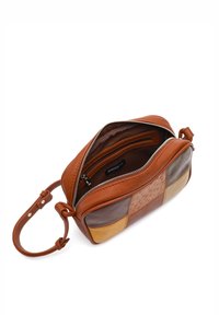 Smeđi kožni crossbody ranac s raznolikim teksturiranim panelima u bež, svijetlosmeđoj i sivoj boji. Zatvarač i podesiva naramenica.