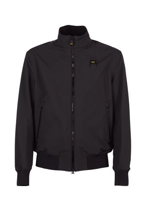 Schwarze Reißverschlussjacke mit hohem Kragen, zwei vorderen Reißverschlusstaschen, gerippten Bündchen und Saum sowie einem kleinen rechteckigen Logopatch auf der oberen Brust.