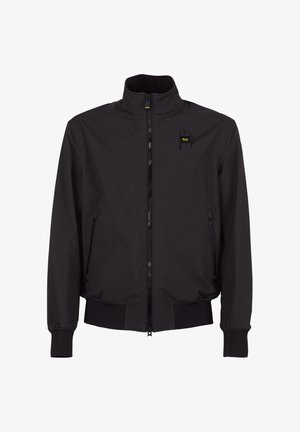 Schwarze Reißverschlussjacke mit hohem Kragen, zwei vorderen Reißverschlusstaschen, gerippten Bündchen und Saum sowie einem kleinen rechteckigen Logopatch auf der oberen Brust.