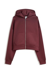 Bordeauxkleurige cropped zip-up hoodie met voorkantzakken en lange mouwen, plat weergegeven op een witte achtergrond.
