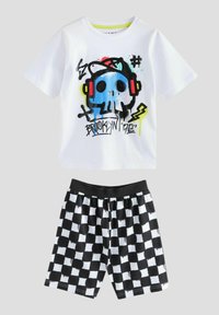 Kortärmad vit t-shirt med färggrafisk dödskalle; svartvitt rutigt shorts med elastisk midja.