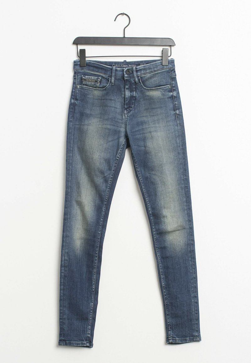 Slim-fit denimjeans i mörkblått med en urtvättad design. Har fem fickor och ett klassiskt midjeband, hängande från en svart klipp.