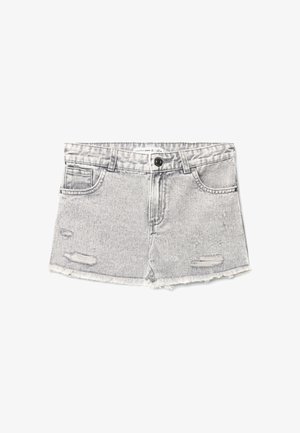 Gonna corta in denim grigio chiaro con orlo sfrangiato, toppe consumate sul davanti, passanti per cintura e tasche frontali con chiusura a bottone singolo.