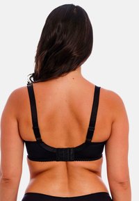 Černá podprsenka s nastavitelnými ramínky, vlnkovanými okraji a víceháčkovým zapínáním na zádech, vyrobená z hladké látky s přiléhavým střihem.
