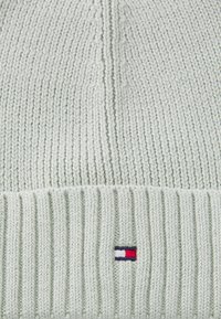 Strickmütze in hellgrün mit geripptem Muster. Mit einem kleinen Logo in Marineblau, Weiß und Rot am Bündchen.