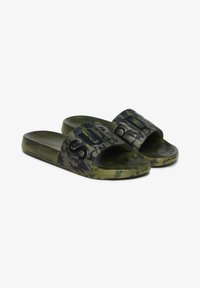 Slide-sandalen in een camouflagepatroon met een groene kleurenschema, een brede band met vetgedrukte zwarte letters en een textuur voetbed.