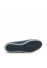 Scarpa navy con suola in gomma texturizzata e cuciture bianche. La base presenta una sezione grip a motivo e il marchio visibile sul lato.